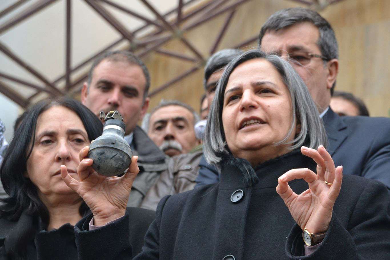 HDP'li Gülten Kışanak, Kobani soruşturması kapsamında tutuklandı HDP'li Gülten Kışanak, Kobani soruşturması kapsamında tutuklandı